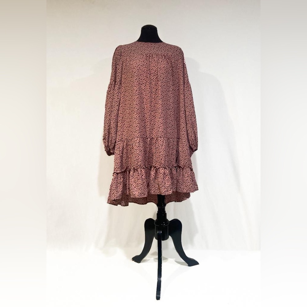 Loose accent dress, can be styled with ankle boots, clogs, sneakers.